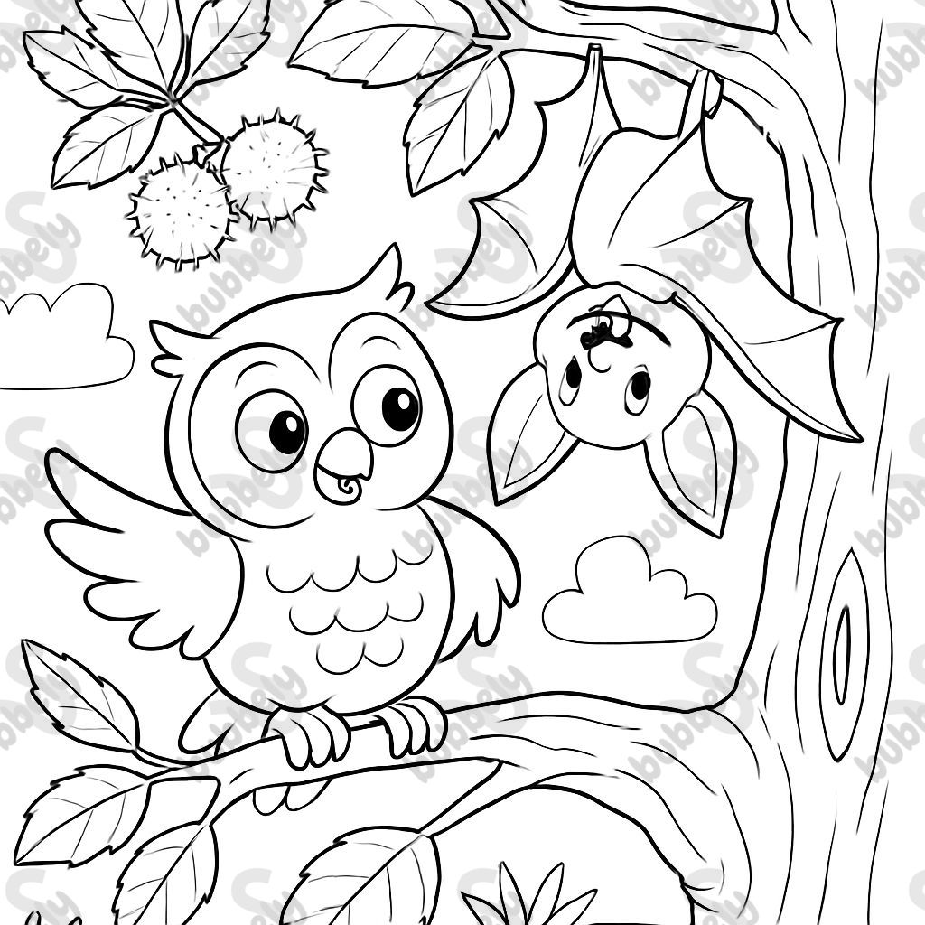 eine kleine Eule und eine junge Fledermaus auf einem alten Kastanienbaum eine kleine Eule und eine junge Fledermaus auf einem alten Kastanienbaum